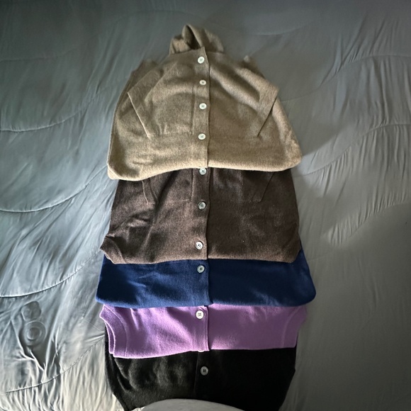 A BUNDLE OF 8 BUTTON UP CASHMERE VEST WITH A HOOD AND TWO POCKETS - Picture 3 of 8